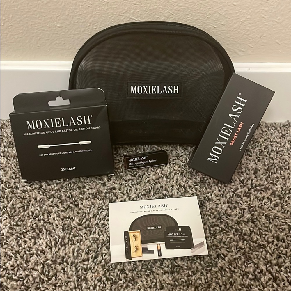 MoxieLash Eyelash Kit with Black Case